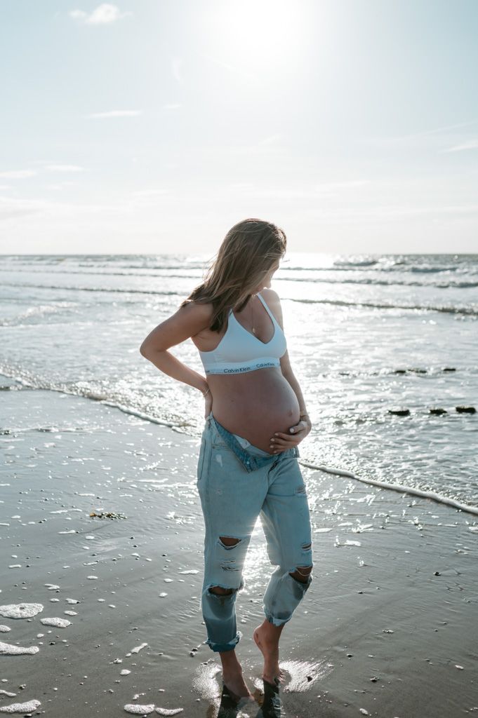 Melissa Stuer Photography Moederschapsfotograaf Moerbeke Zwangerschapsfotograaf zwangere vrouw blote buik foto aan zee strand