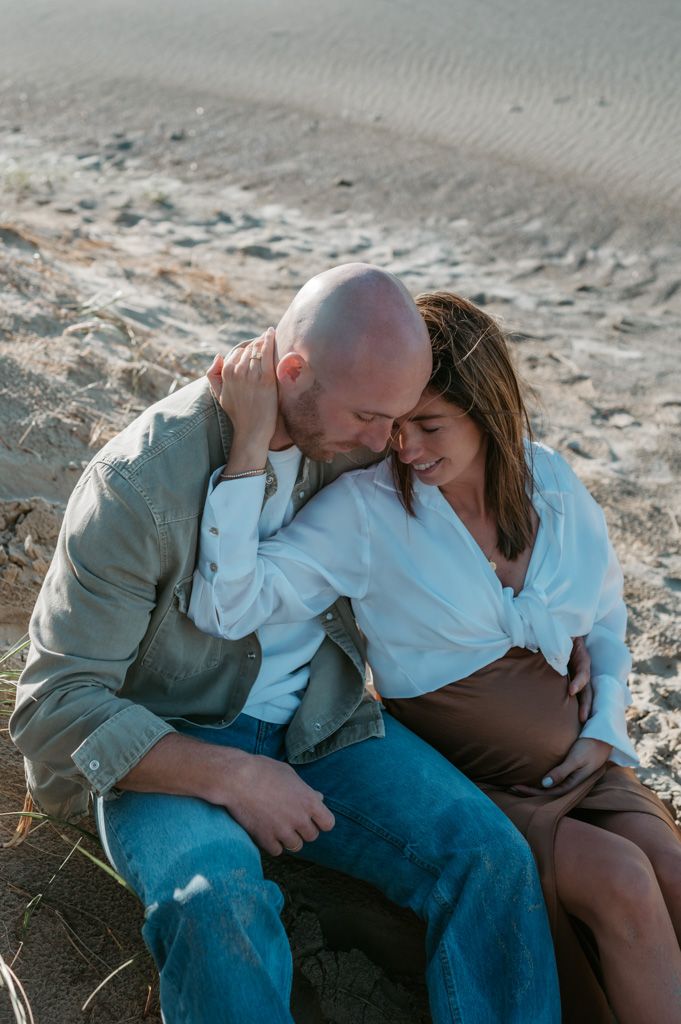 Melissa Stuer Photography Moederschapsfotograaf Moerbeke Zwangerschapsfotograaf zwangere vrouw en man zee strand koppel knuffelend