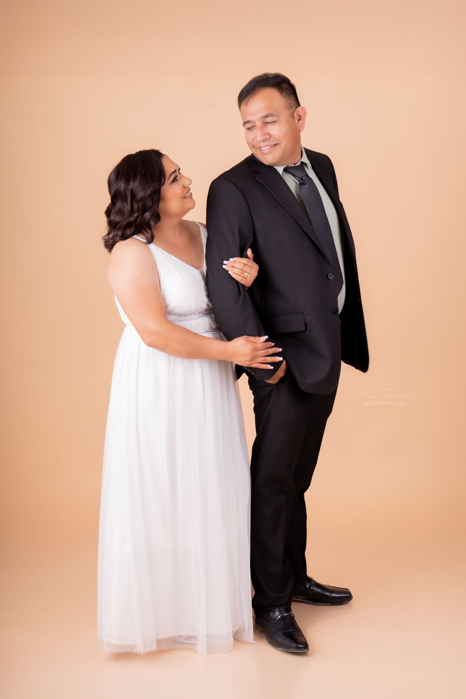 boda novios con vestido blanco en jardin con ramo de flores wedding day photo