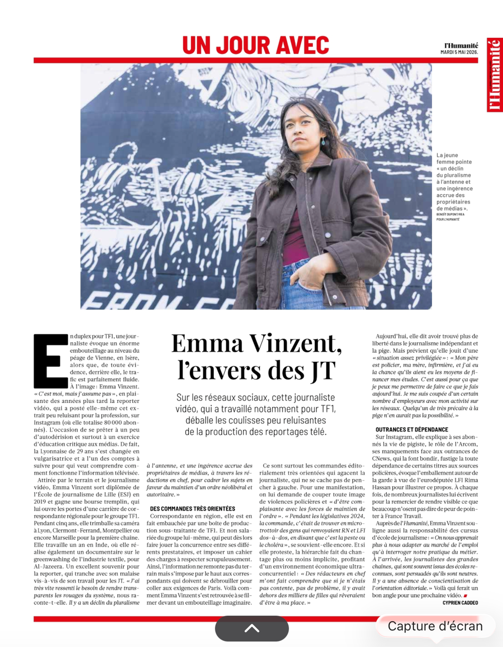 Emma Vinzent, journalist, stands outdoors in a winter coat, featured in a French newspaper article about social media reporting.