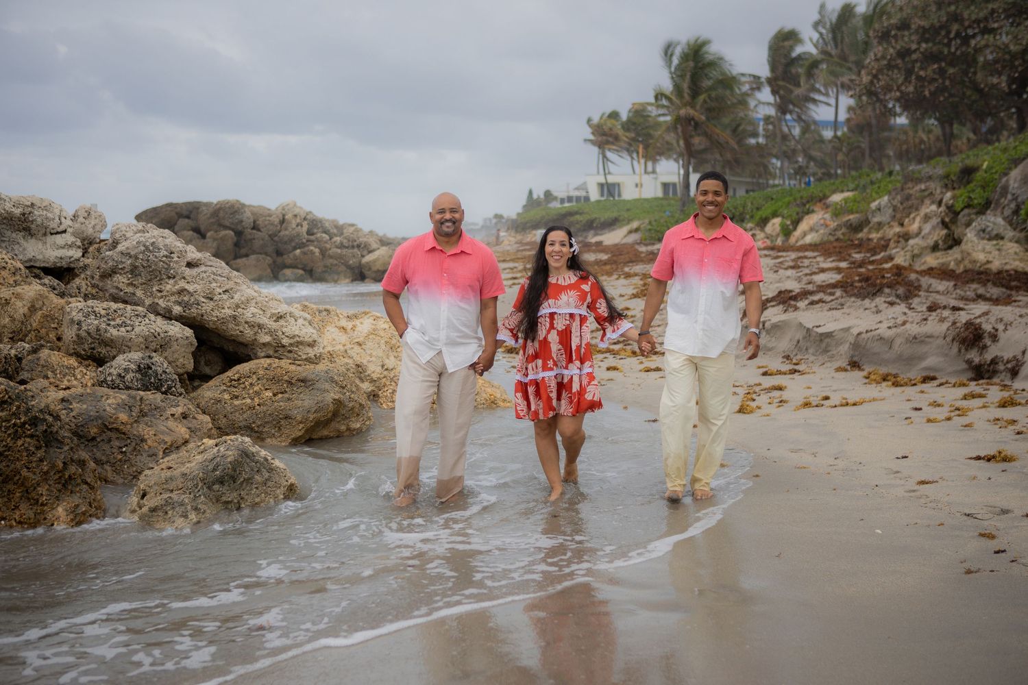 Family photoshoot picture Deerfield Beach with giant rocks