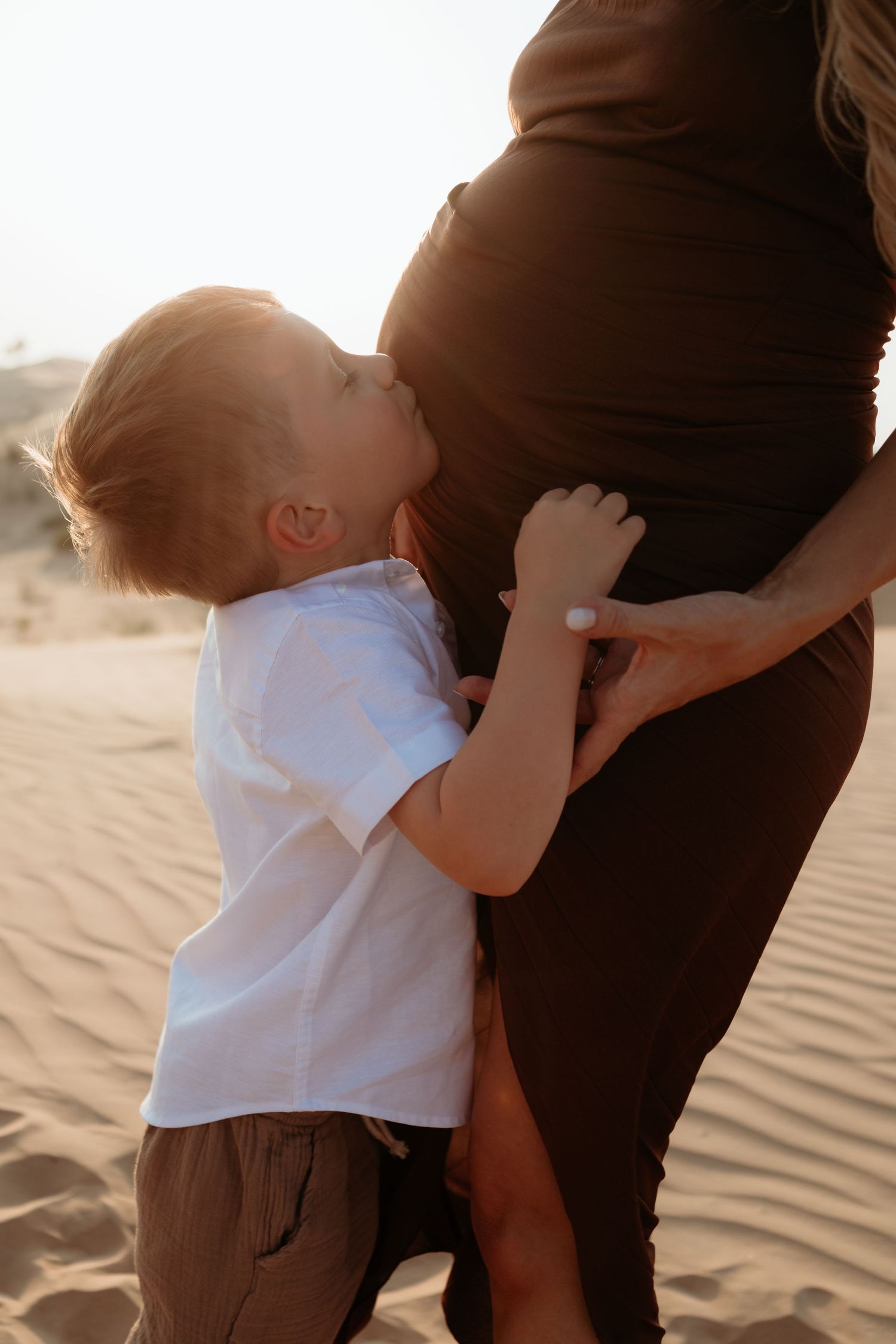 maternity photoshoot in abu dhabi desert