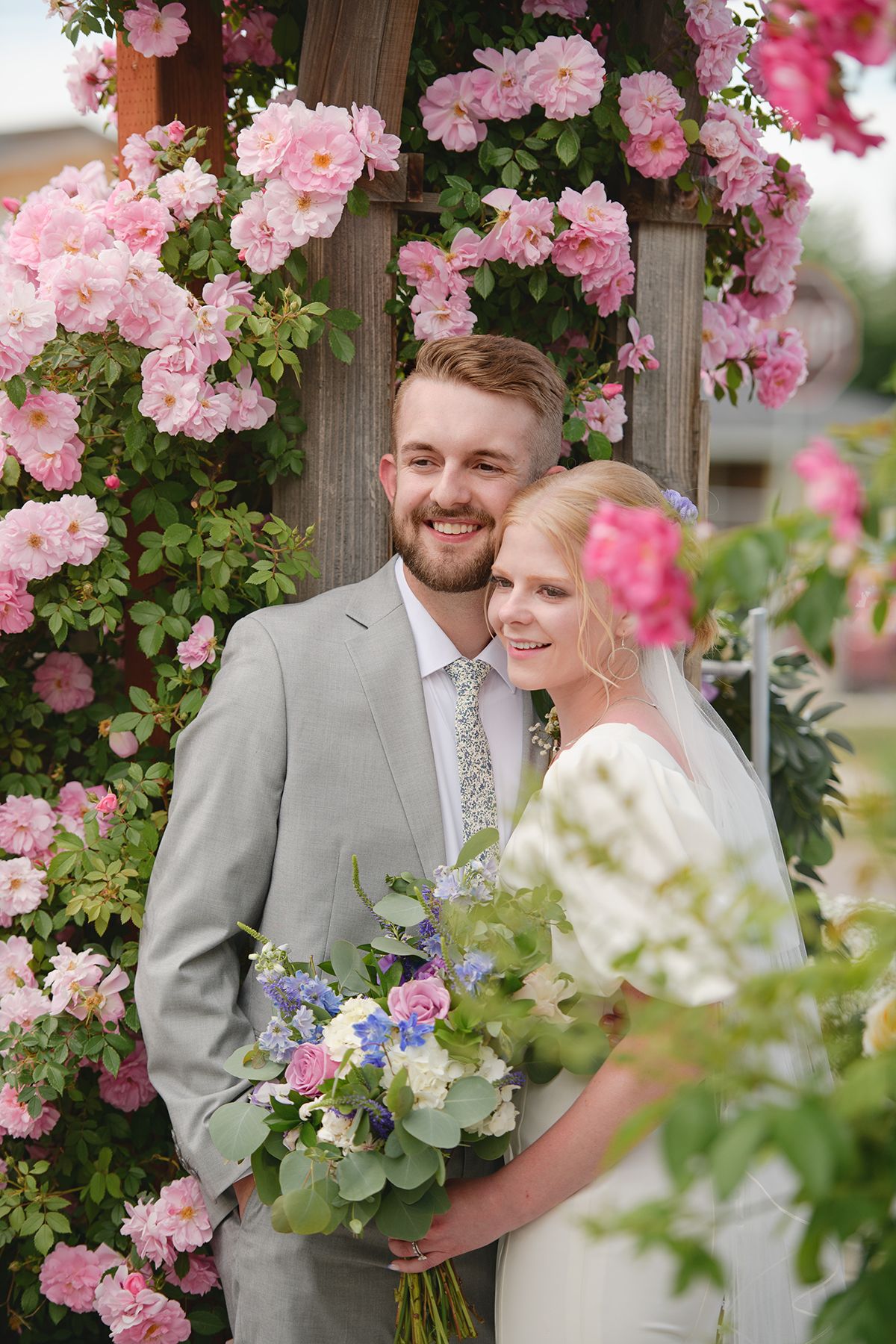 Blackfoot wedding photographer ShutterGirl  candid of bride and groom at backyard wedding in Blackfoot idaho
