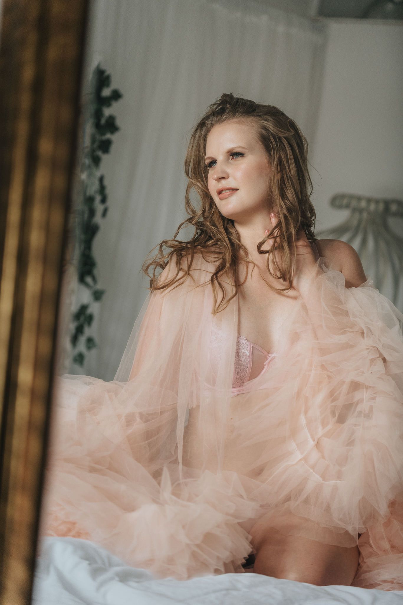 Boudoirfotografering där kvinnan känner sig självsäker