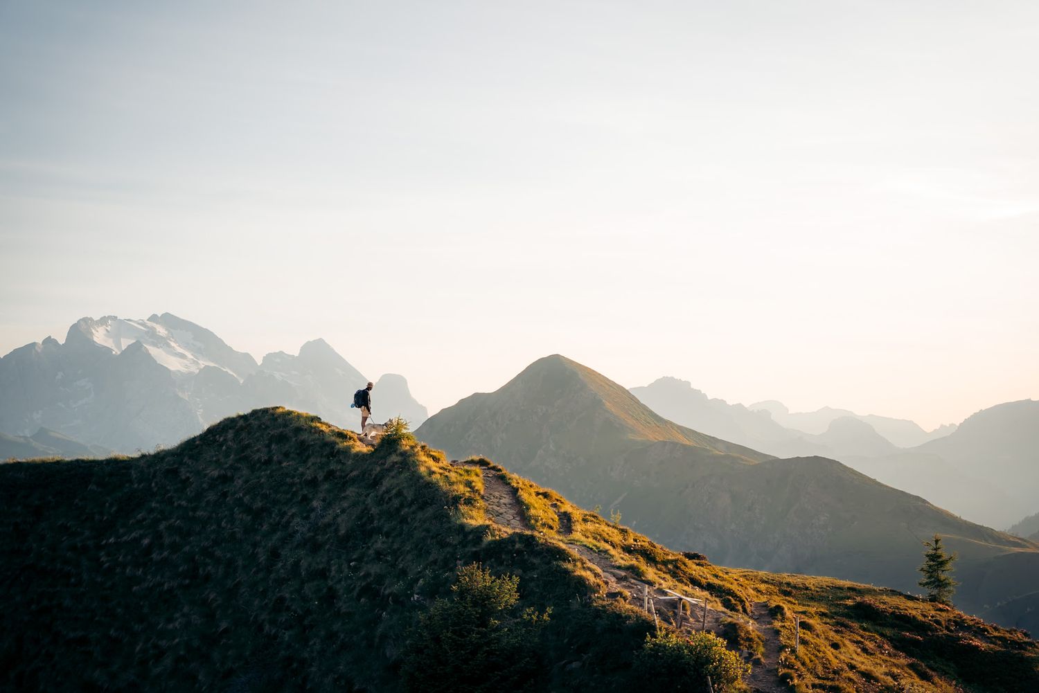 randonneurs dans les dolomites au passo giau