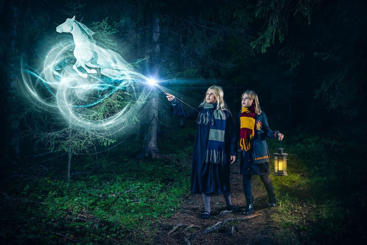 Harrypotterhenkinen kuva kahdesta pottertyyliin pukeutuneesta lapsesta. Toinen taikoo sauvallaan ilmaan hevosen, toisen kädessä lyhty.