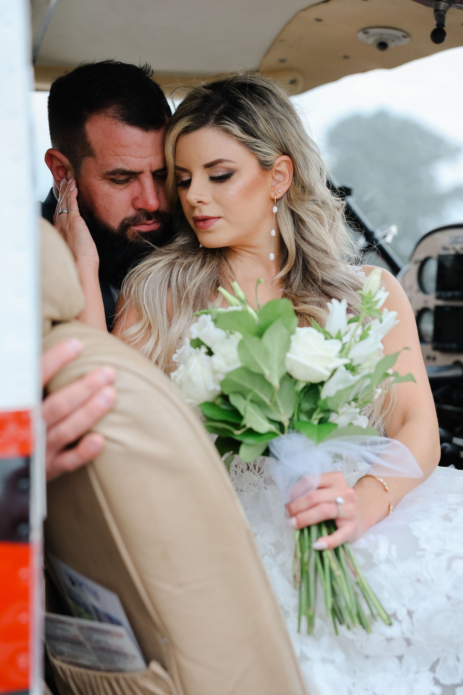 Romantic vibes in an airplane theme wedding!