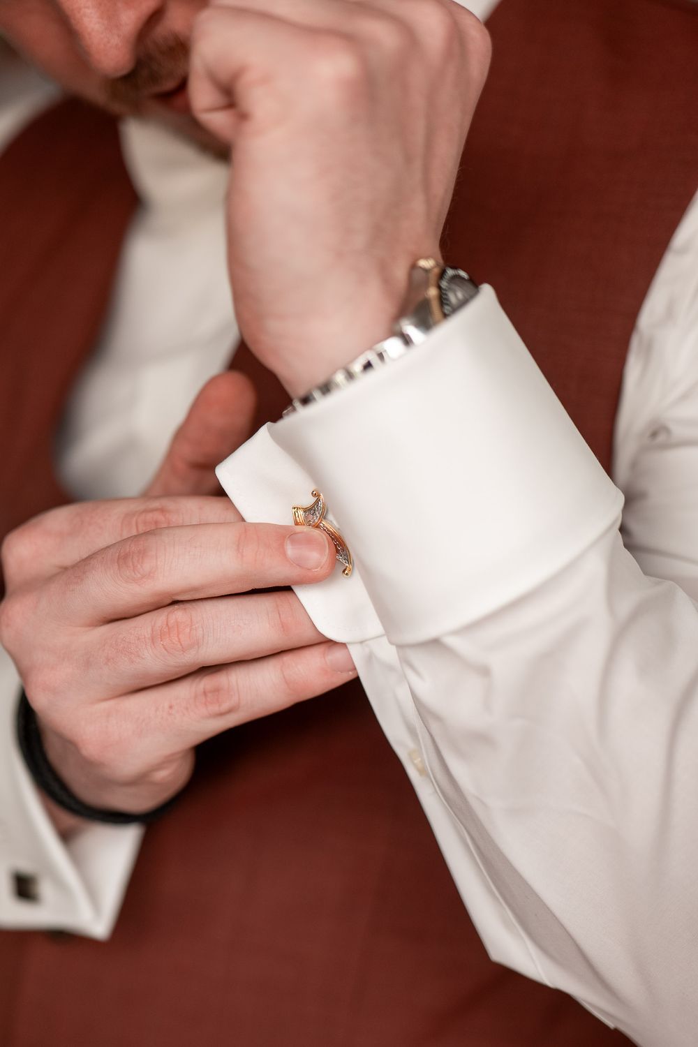 Nahaufnahme der Manschettenknöpfe: Bräutigam S legt letzte Hand an sein Outfit. Stilvolles Getting Ready am Niederrhein.