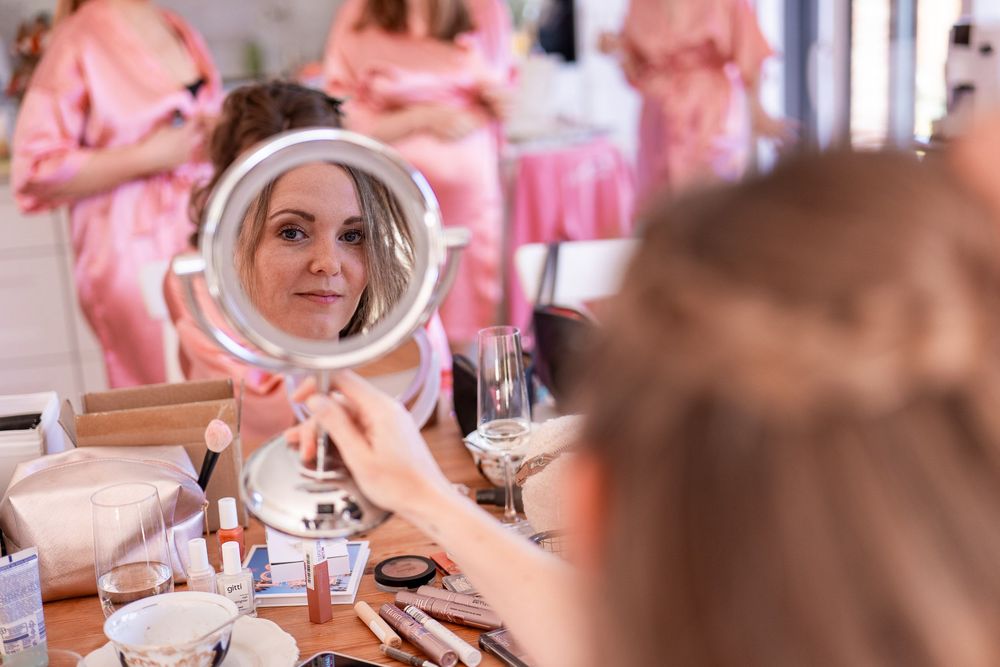 Detailaufnahme: Die Braut spiegelt sich während des Make-ups. Natürliche Hochzeitsfotografie am Niederrhein von Fabio Marras.