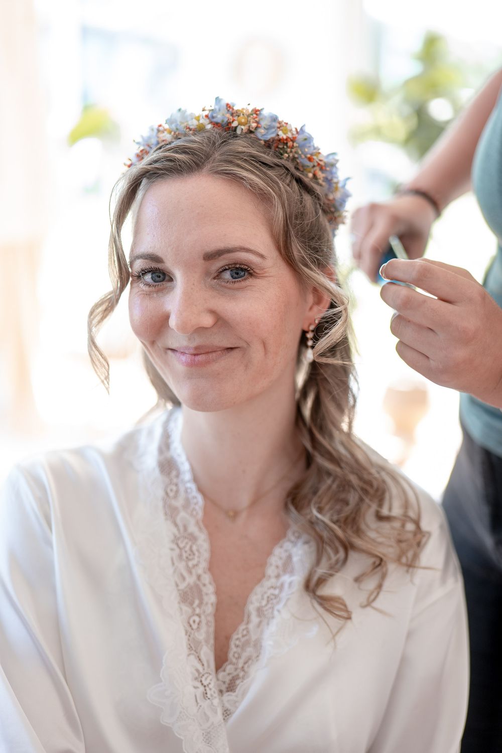 Glückliche Braut im Brautkleid. Ihr Hochzeitsfotograf für emotionale und echte Momente am Niederrhein.