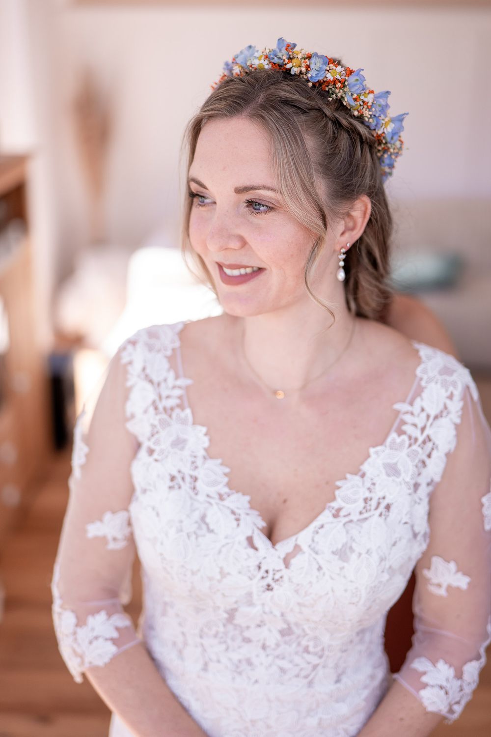 Glückliche Braut im Brautkleid. Ihr Hochzeitsfotograf für emotionale und echte Momente am Niederrhein.