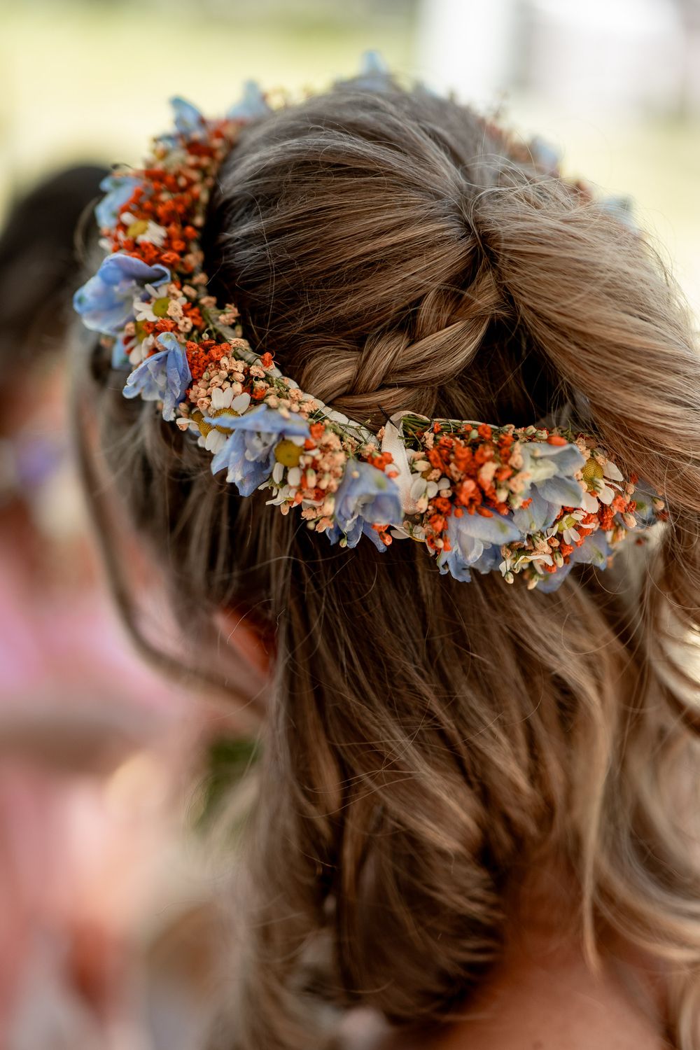 Nahaufnahme des floralen Haarkranzes der Braut. Liebevolle Details einer Sommerhochzeit in der Kreis Kleve
