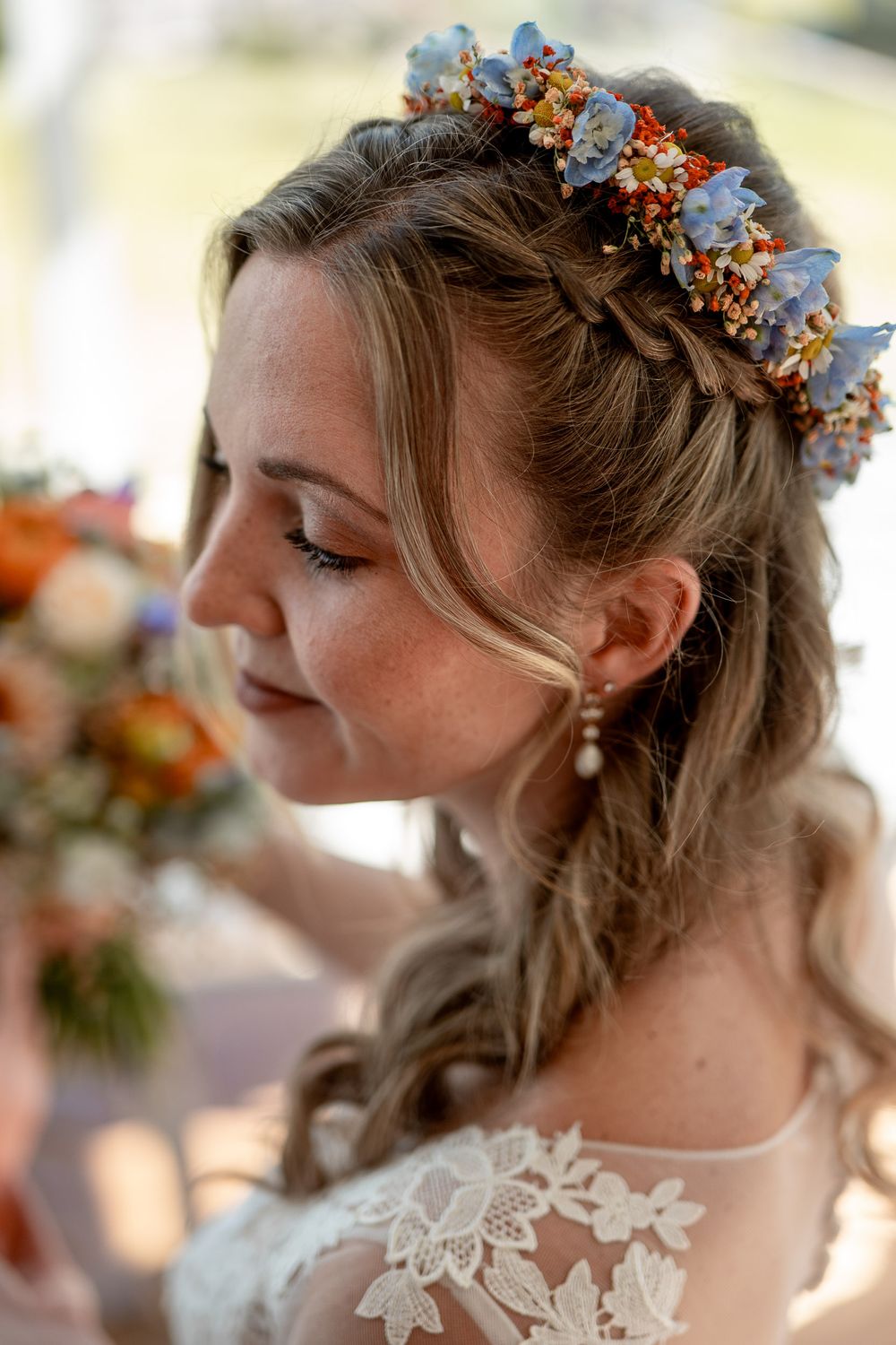 Profilansicht der Braut mit Blumenkranz. Sanfte und authentische Hochzeitsfotografie von Fabio Marras.Brautstyling durch Jessica Eickschen f