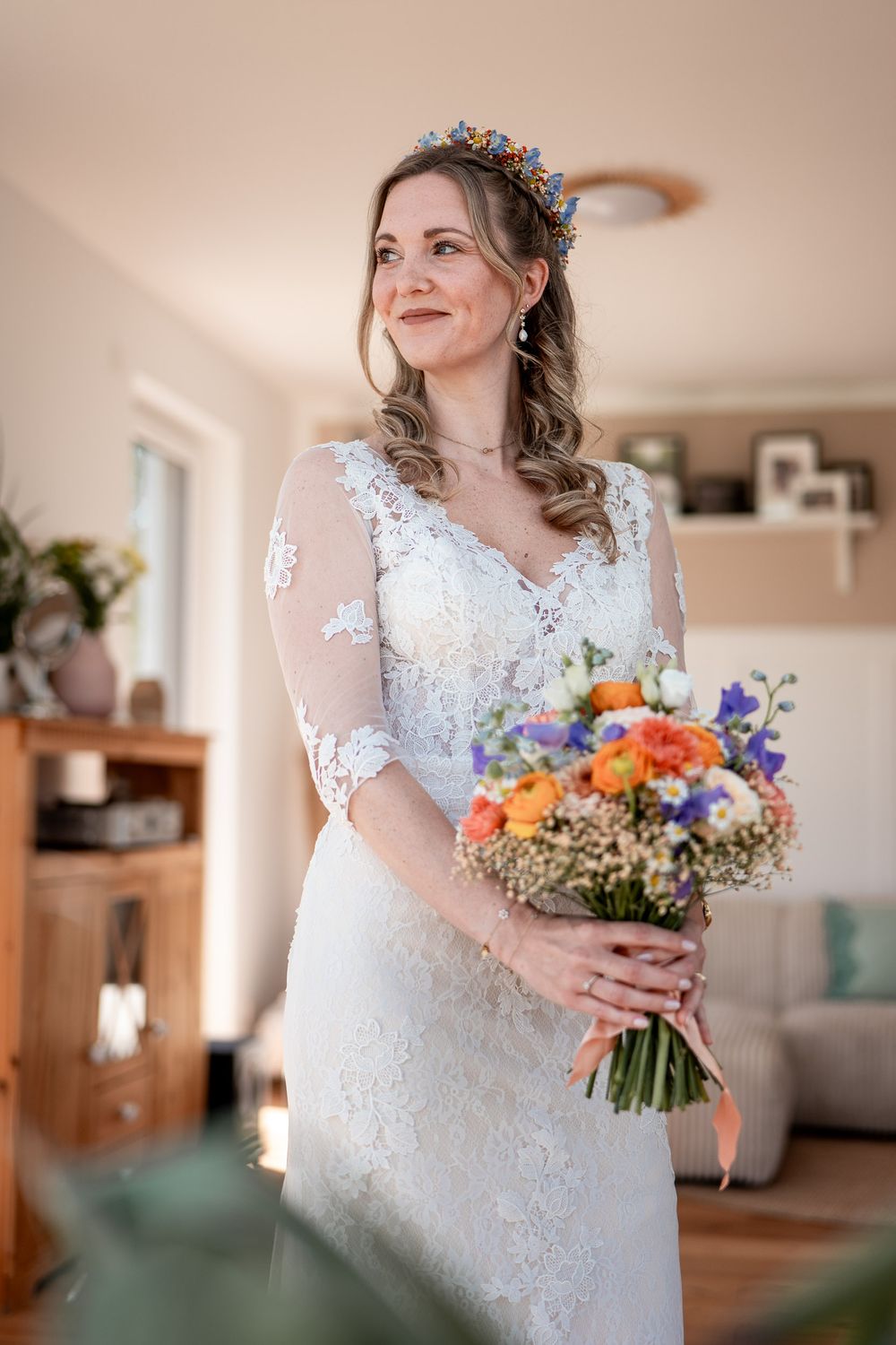 Die fertige Braut mit buntem Sommerstrauß. Elegante Brautportraits am Niederrhein für moderne Hochzeiten.