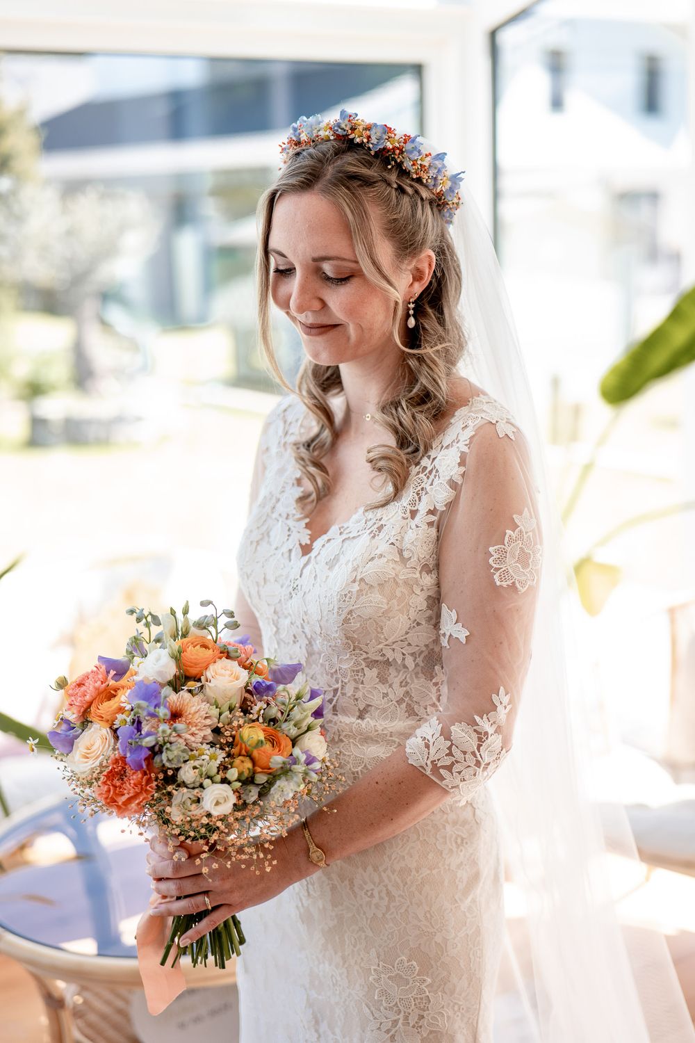 Porträt der Braut im Spitzenkleid. Natürliches Licht und zeitlose Eleganz für deine Hochzeit in Kleve.