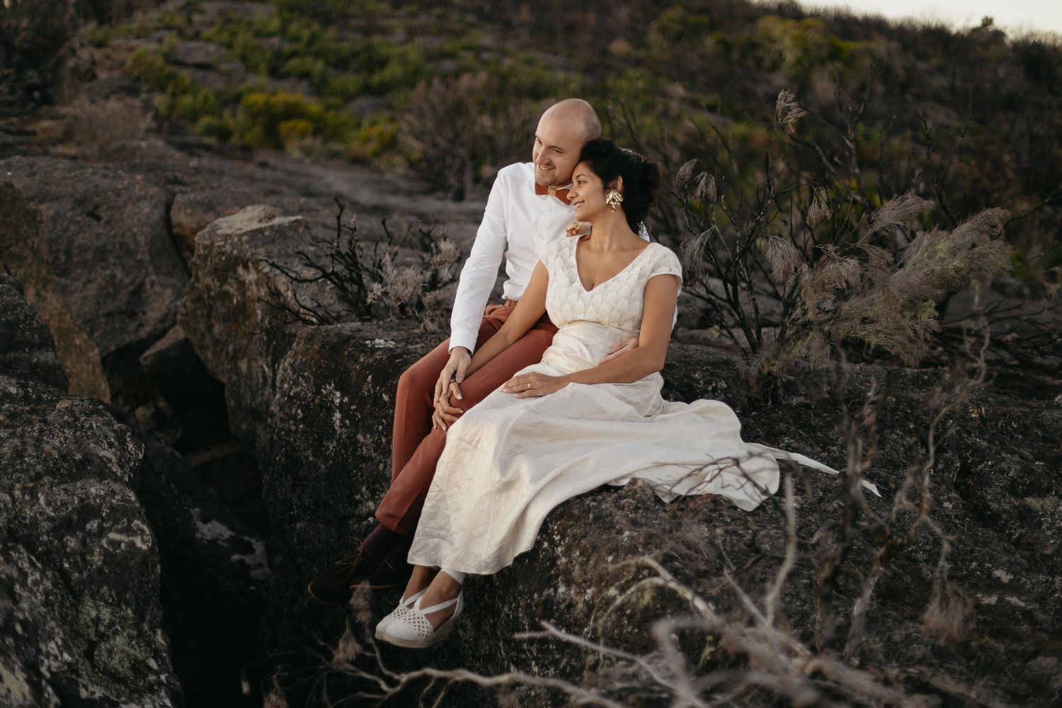 Séance photo couple en Vendée au lever du soleil : un shooting romantique en pleine nature pour des souvenirs authentiques et lumineux