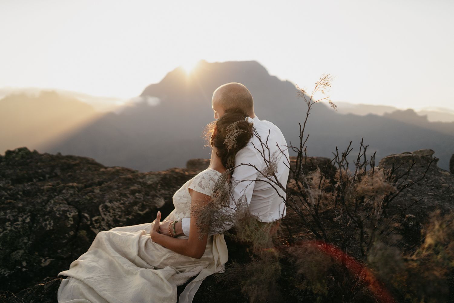 Séance photo romantique en altitude, couple face au lever du soleil