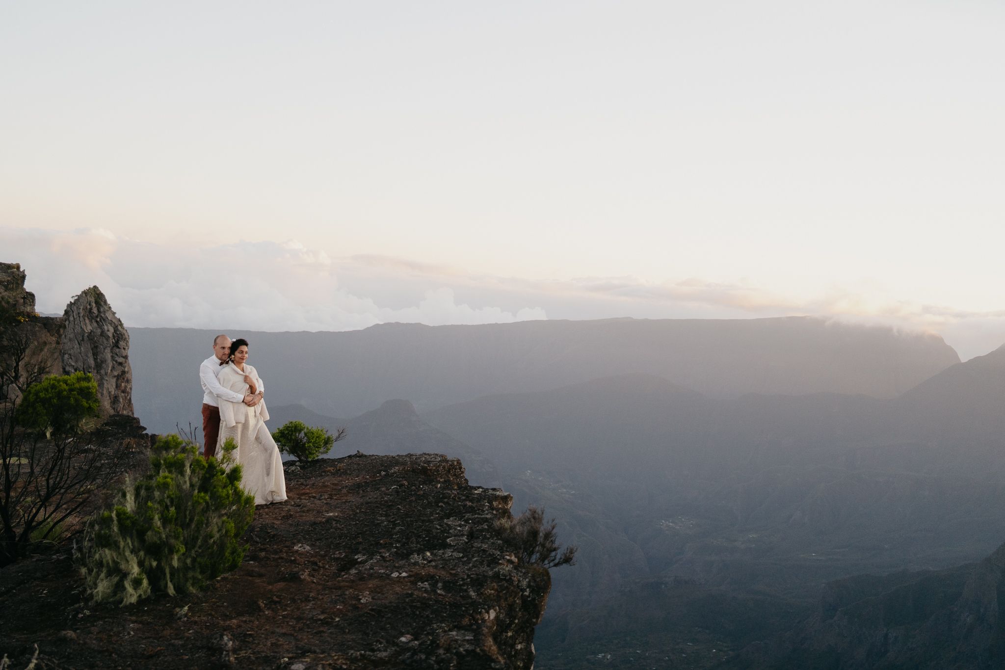Shooting couple romantique en Vendée : une séance photo au lever du soleil, dans un décor naturel unique, rempli d’émotions et de complicité