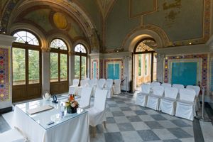 Trautisch und Sitzgelegenheiten im Maurischen Kabinett Potsdam
