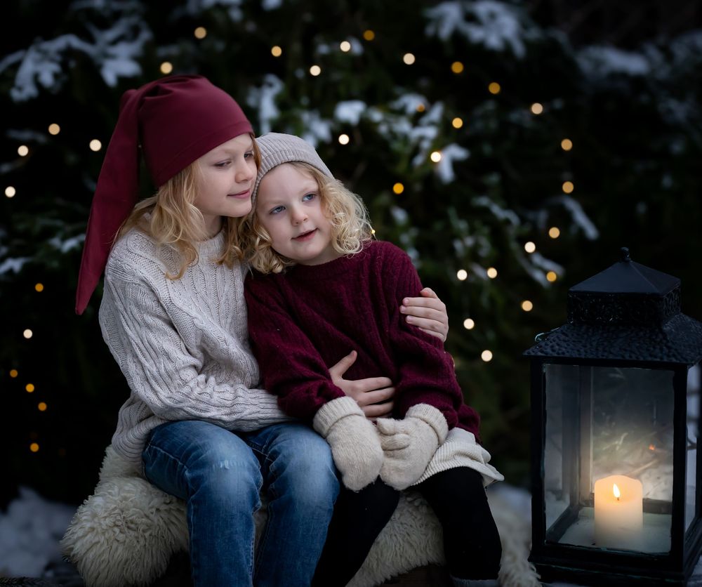julfoto barnfotografering barn i tomteluvor tyresö barn julbilder julkort fotografering syskonfoto