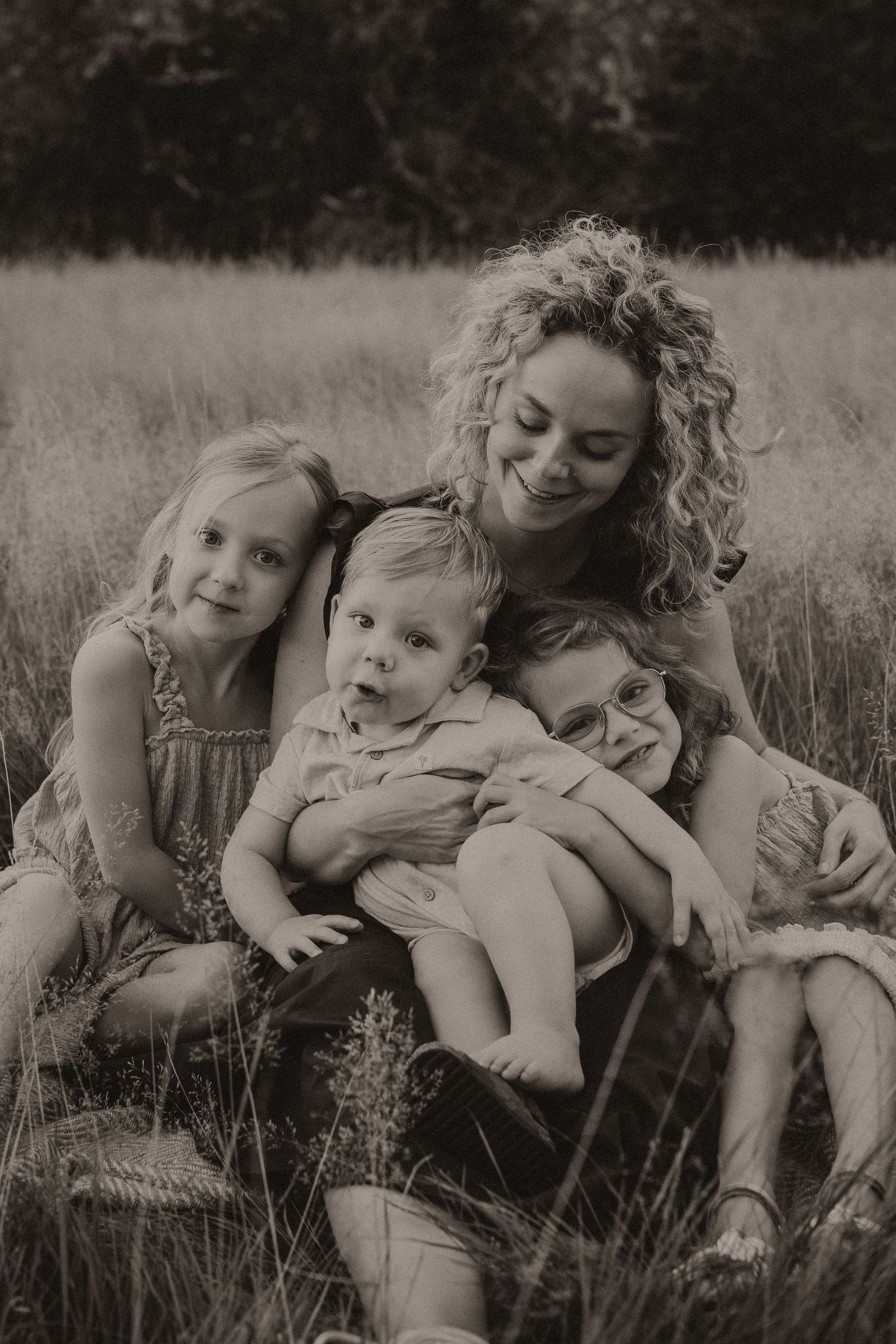 Motherhood Stories moederschap vastleggen fotoshoot met verhaal intieme moederportretten rauw moederschap foto’s en verhaal moederschap