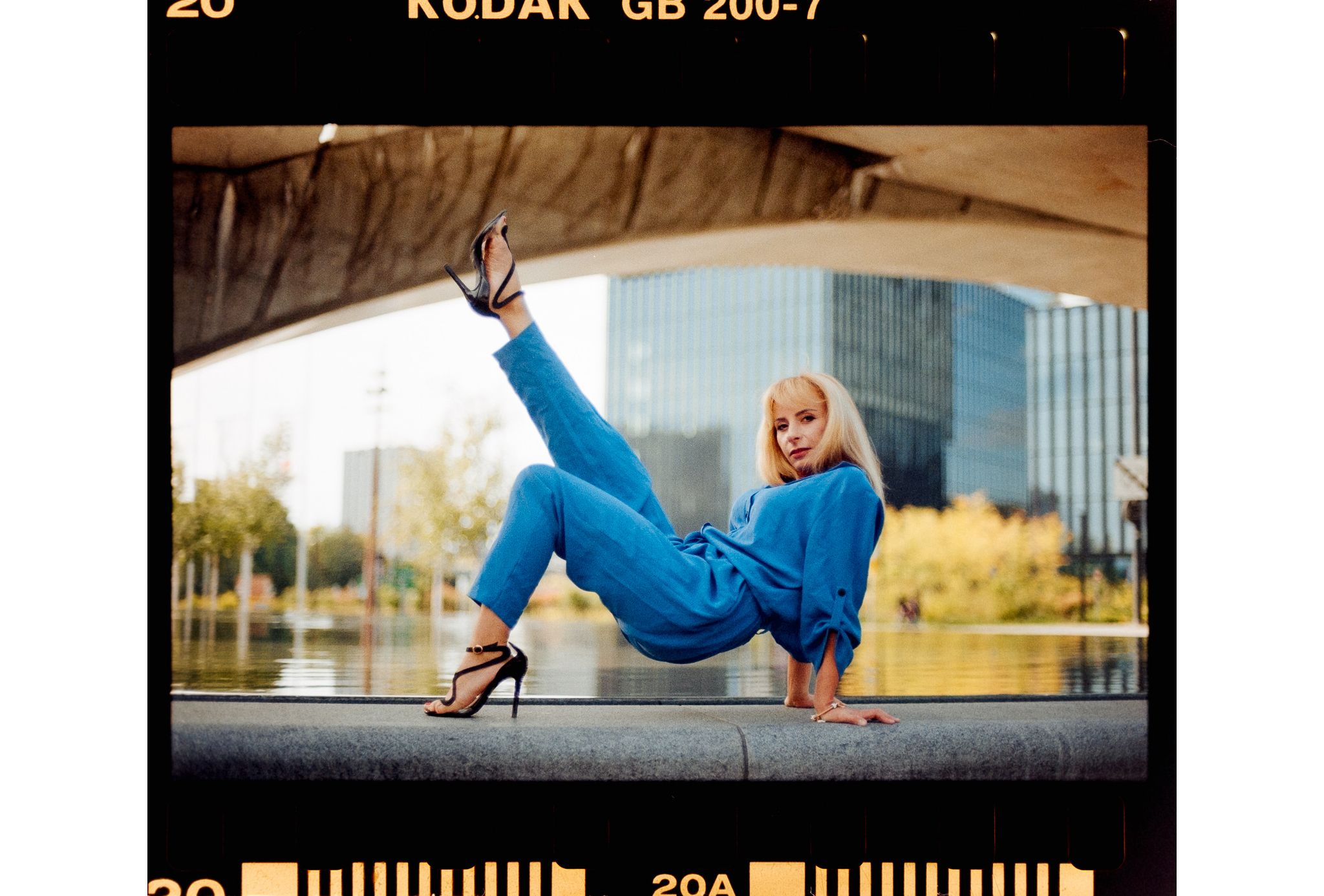 Analogowa sesja modowa. Fotografia portretowa na kliszy