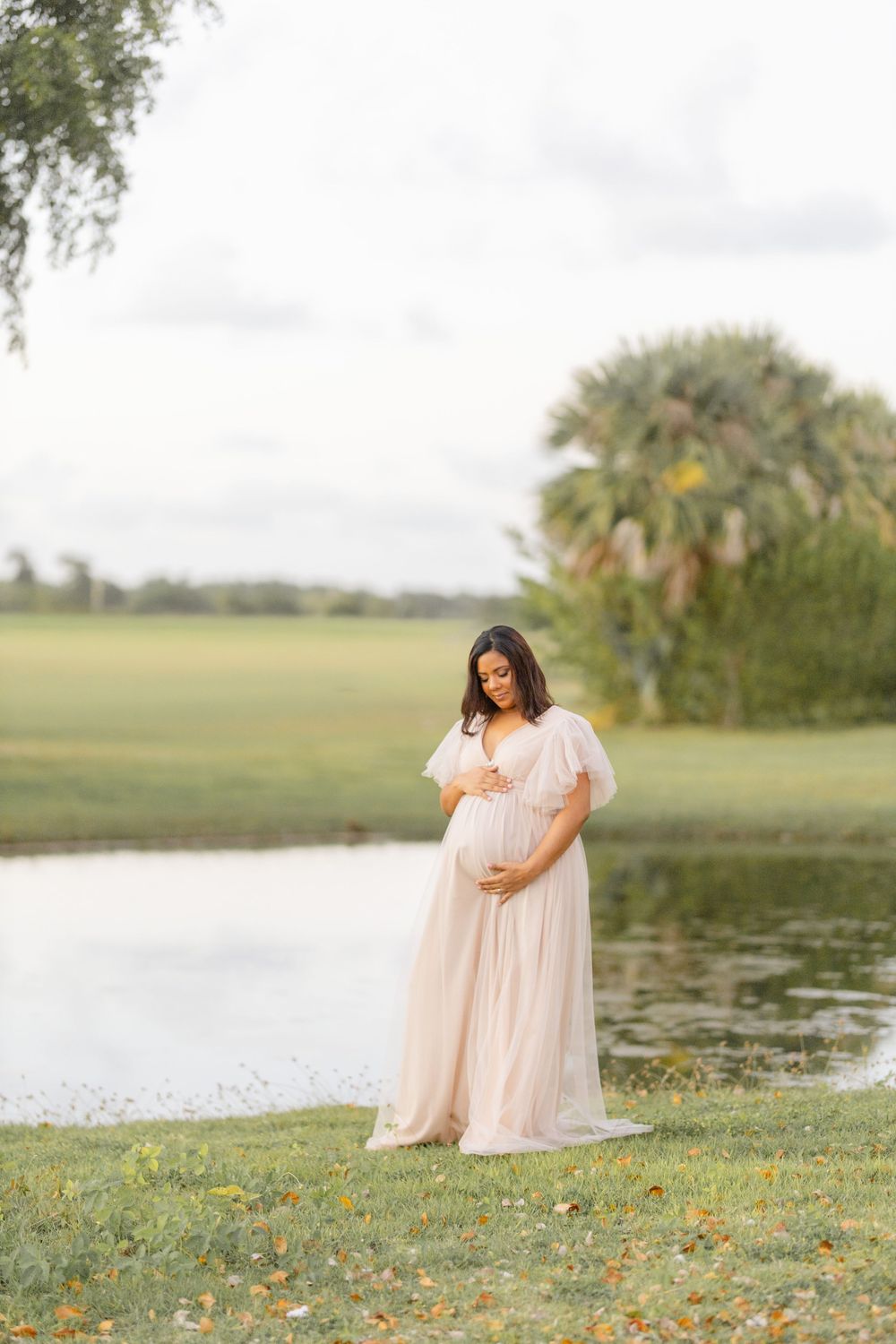 Pregnancy photoshoot in Punta Cana with minimalist style
Sesión de fotos de embarazo en Punta Cana con estilo minimalista