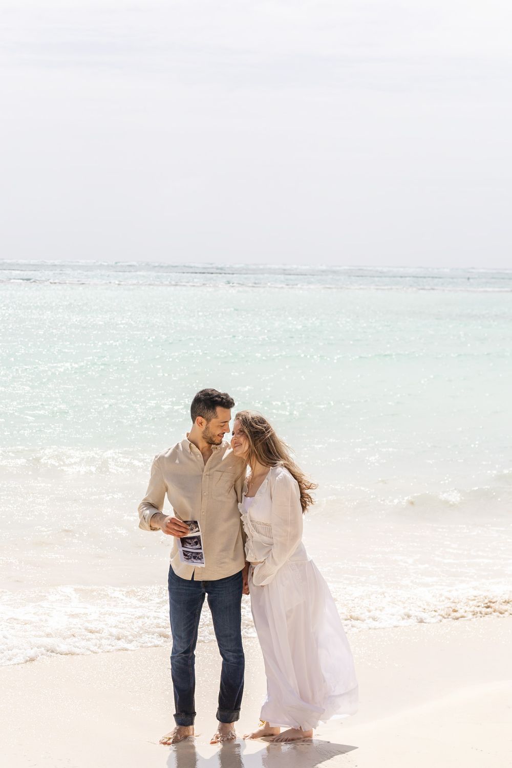Fotografía de maternidad elegante en playa de Cap Cana con estilo sofisticado.