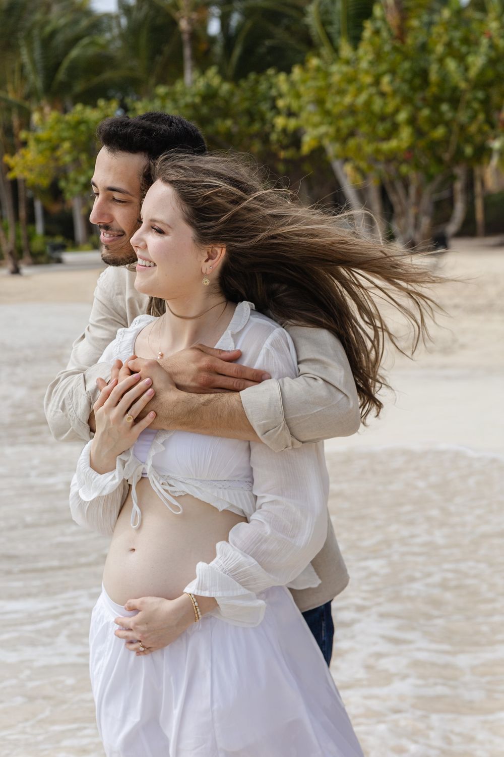 Sesión de maternidad de lujo en Cap Cana con escenarios exclusivos frente al mar.
