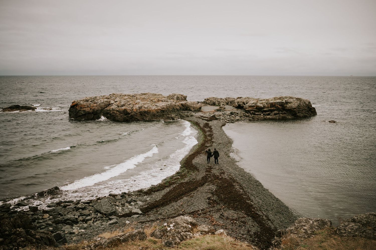 Neck Point Park, Nanaimo, Vancouver Island Engagement Photgrapher Photoshoot of couple walking along beach point in the rain