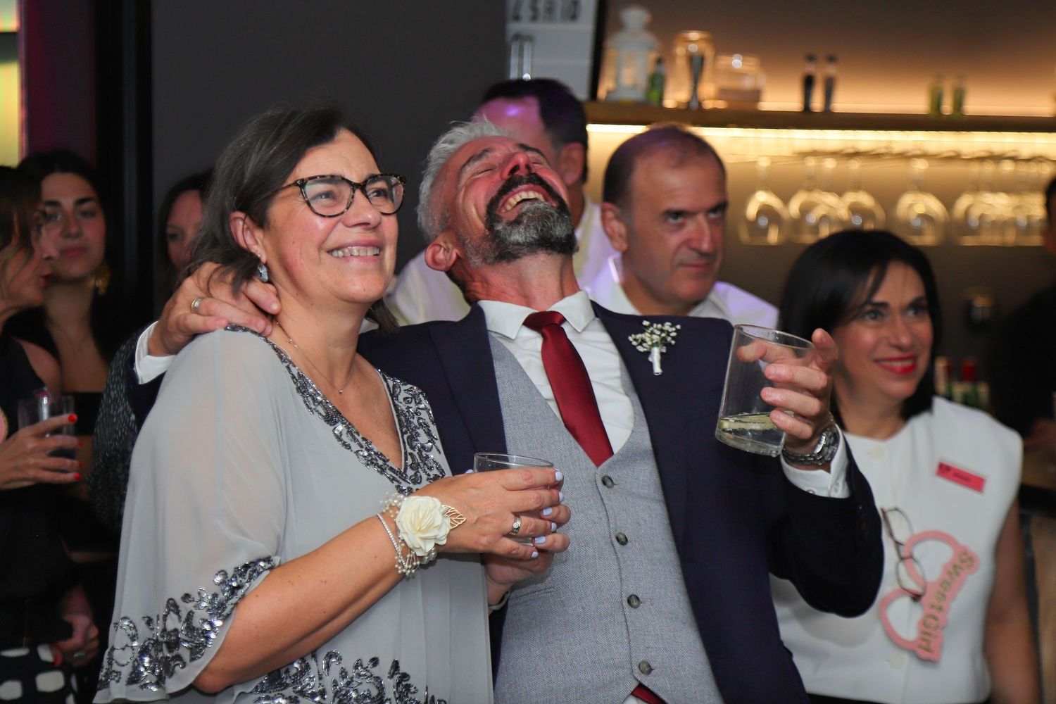 Retrato de pareja sonriente en su 25 aniversario de matrimonio, País Vasco