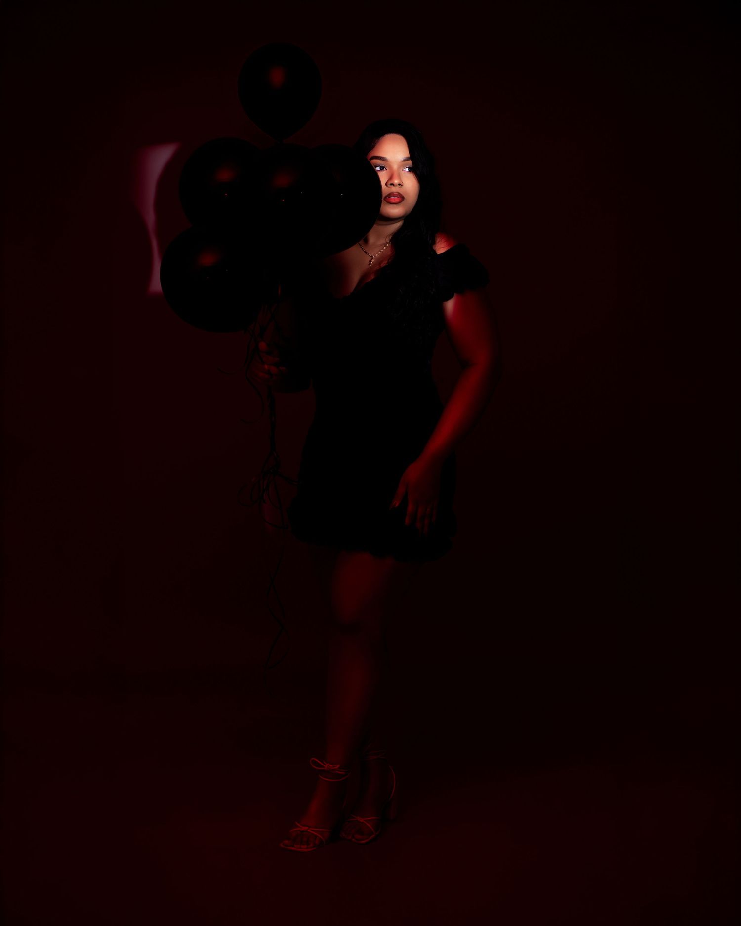Sesion de fotos cumpleaños bizcocho, maquillaje fondo gris en la republica dominicana