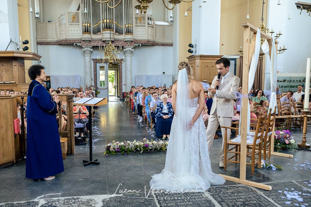 De ceremonie in de grote kerk in Westzaan, met de babs en alle familie en vrienden die aanwezig zijn