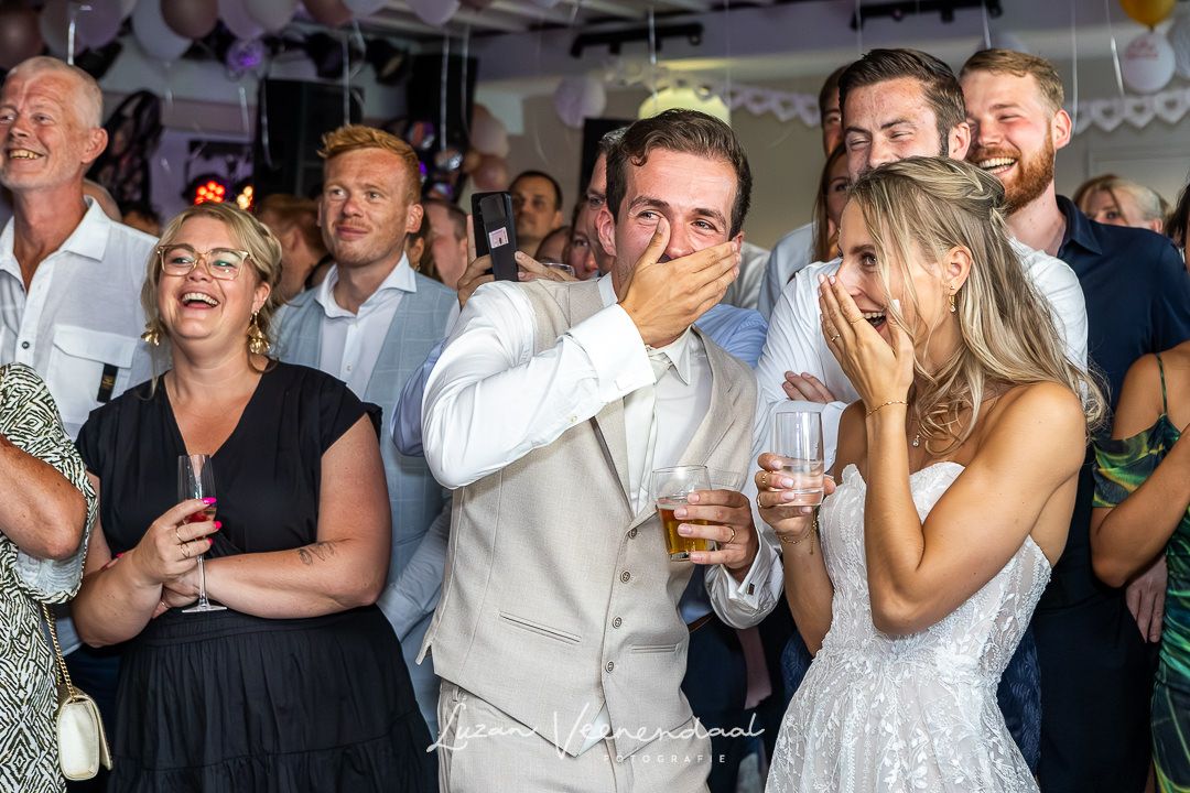 Als er op je trouwfeest wat beschamende momenten zijn, dan krijg je een beschamende blik. Dit is voor zowel bruid als bruidegom het geval