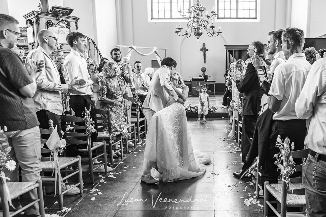 JA! Ze zijn getrouwd, als man en vrouw lopen ze door het gangpad van de kerk en doen nog even een dip. De bruidegom houdt haar goed vast.