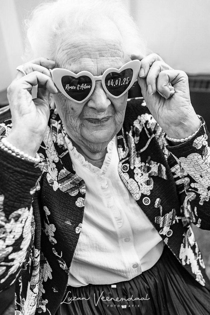 oma met de stoere zonnebril met de namen en trouwdatum van het bruidspaar