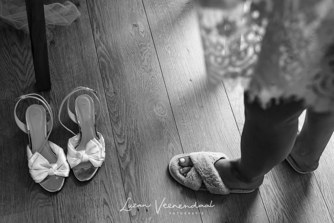 De  pantoffels gaan uit en de trouwschoenen gaan aan. Er worden nog wat pleisters geplakt.Voor 's avonds gaan de makkelijke schoenen mee