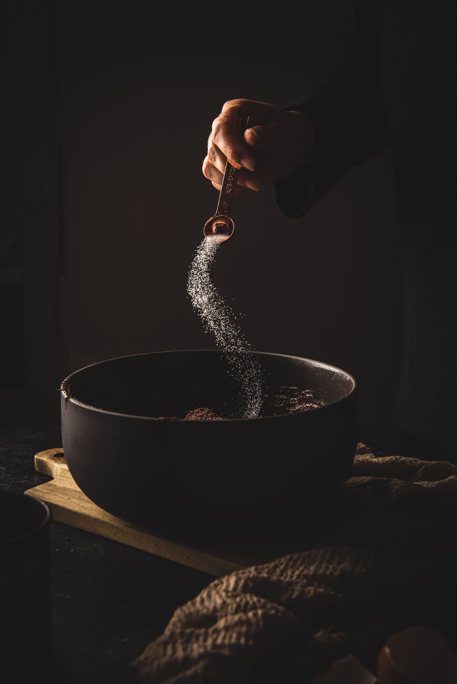 Chute de sel en clair-obscur - Mélanie Rousselle, photographe et vidéaste culinaire