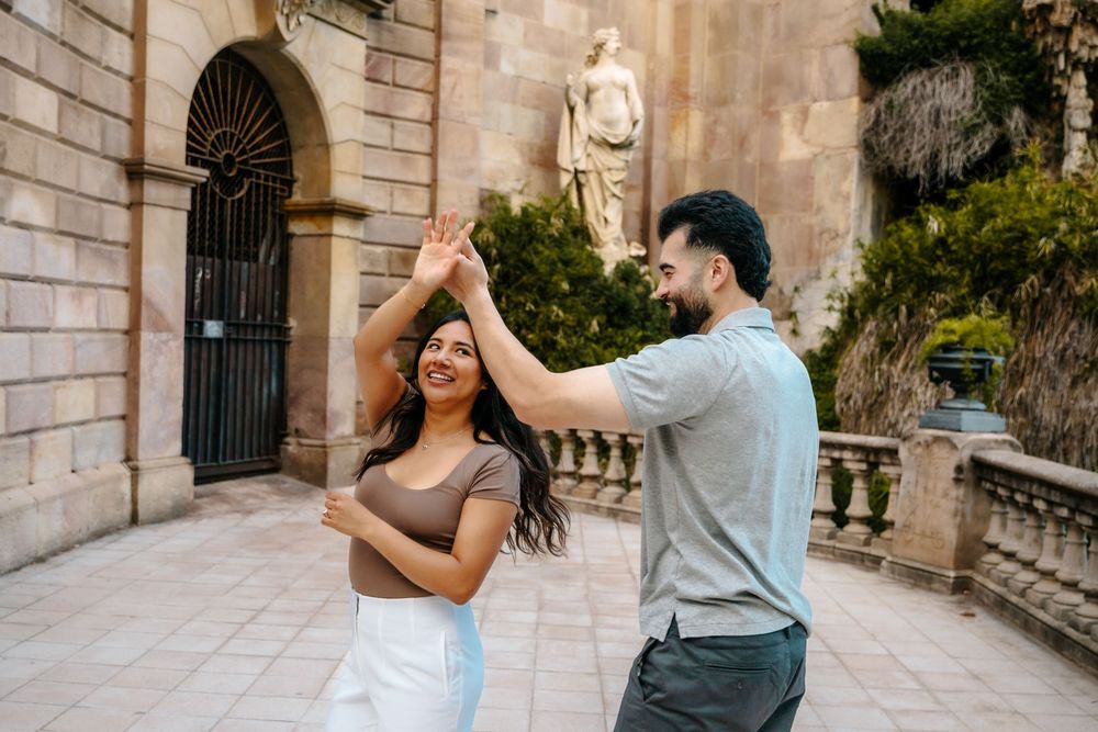 Romantic portrait framed by Ciutadella’s fountain and sunset.