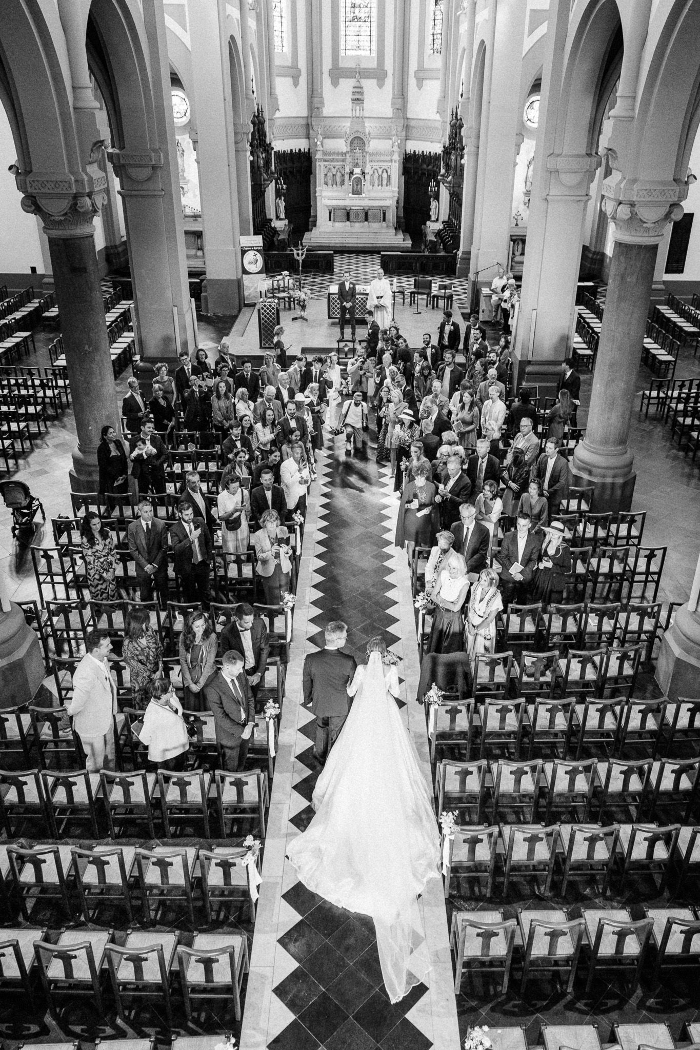Vue en hauteur de la ceremonie à l’eglise Sainte-Calixte, captee depuis la loge de l’organiste par une photographe mariage pro a Lille