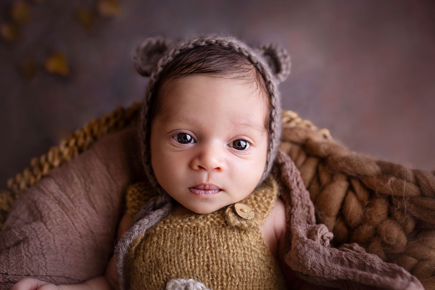 Fotografia de bebe recien nacido de cerca rostro nuevo y ojitos abiertos