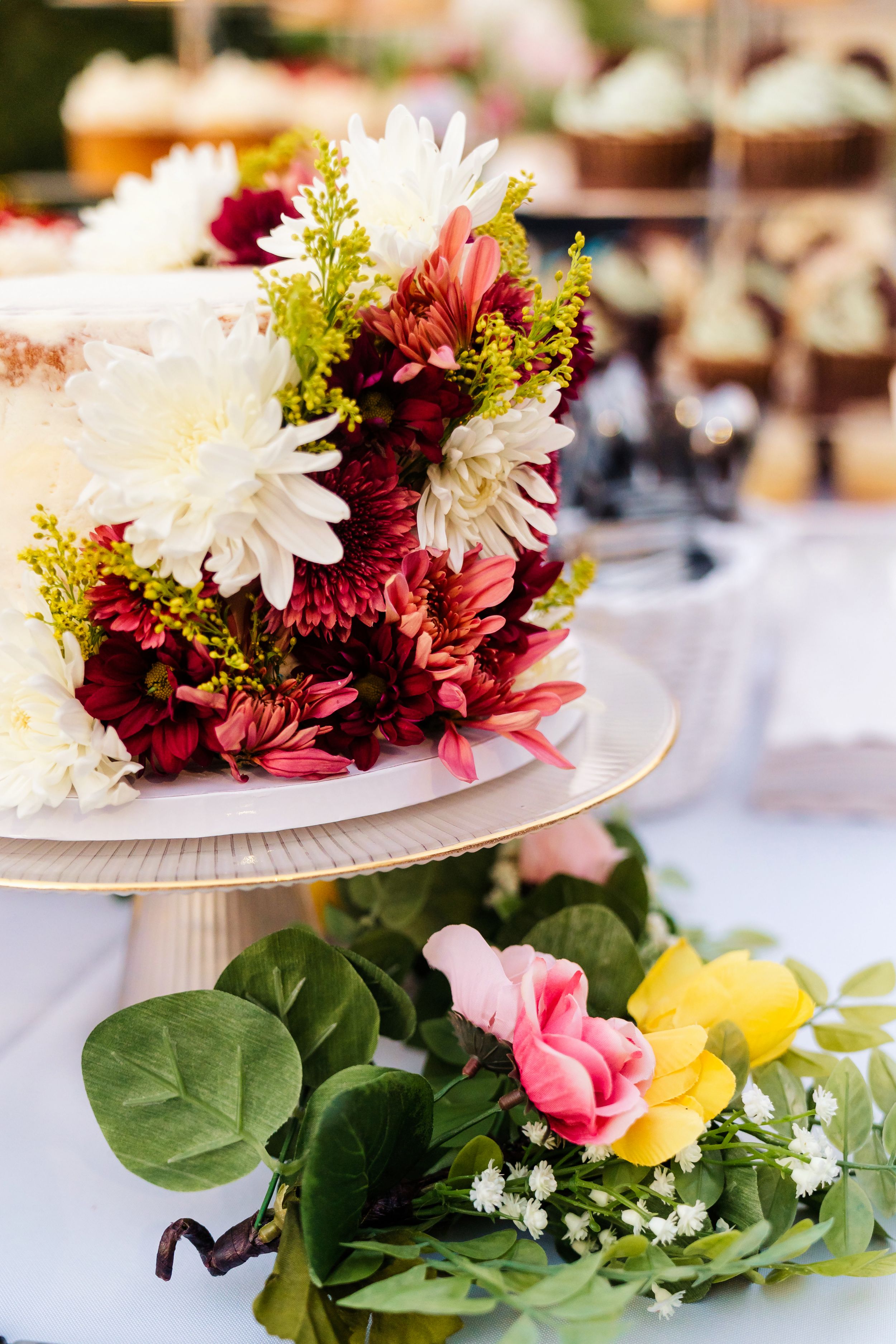 Wedding cake with stunning floral design in Cincinnati Ohio venue : Cincinnati Ohio Wedding Photographer