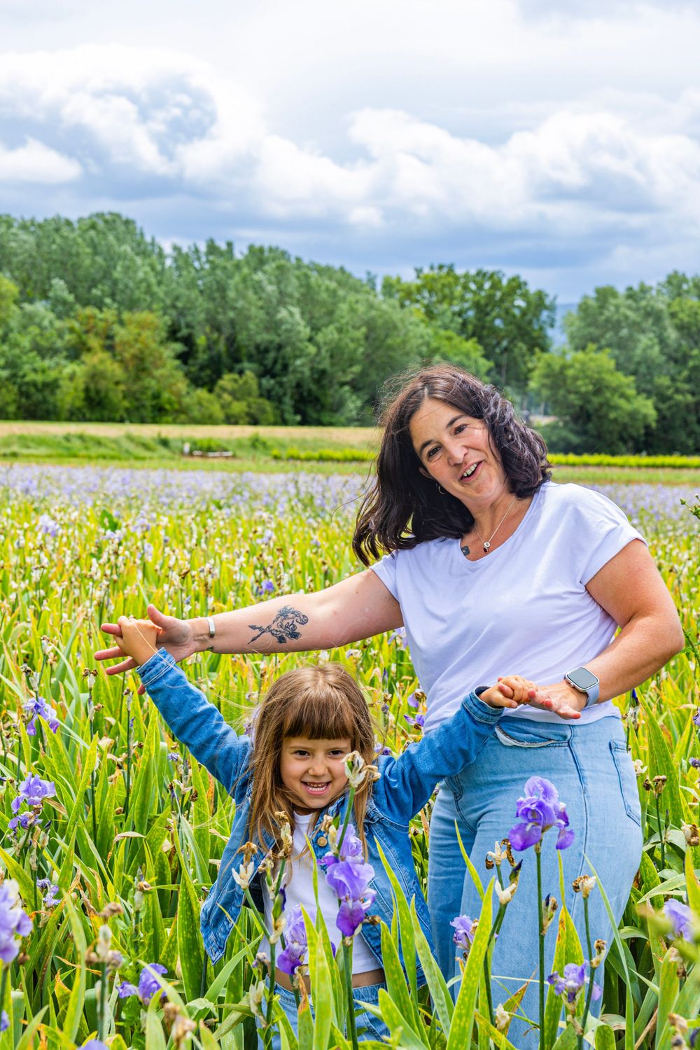 Maman jouant avec son enfant dans un champ d’iris en Provence