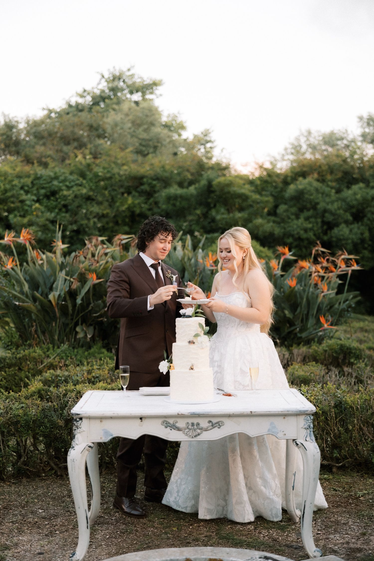 Bride and groom cutting wedding cake at Quinta do Torneiro