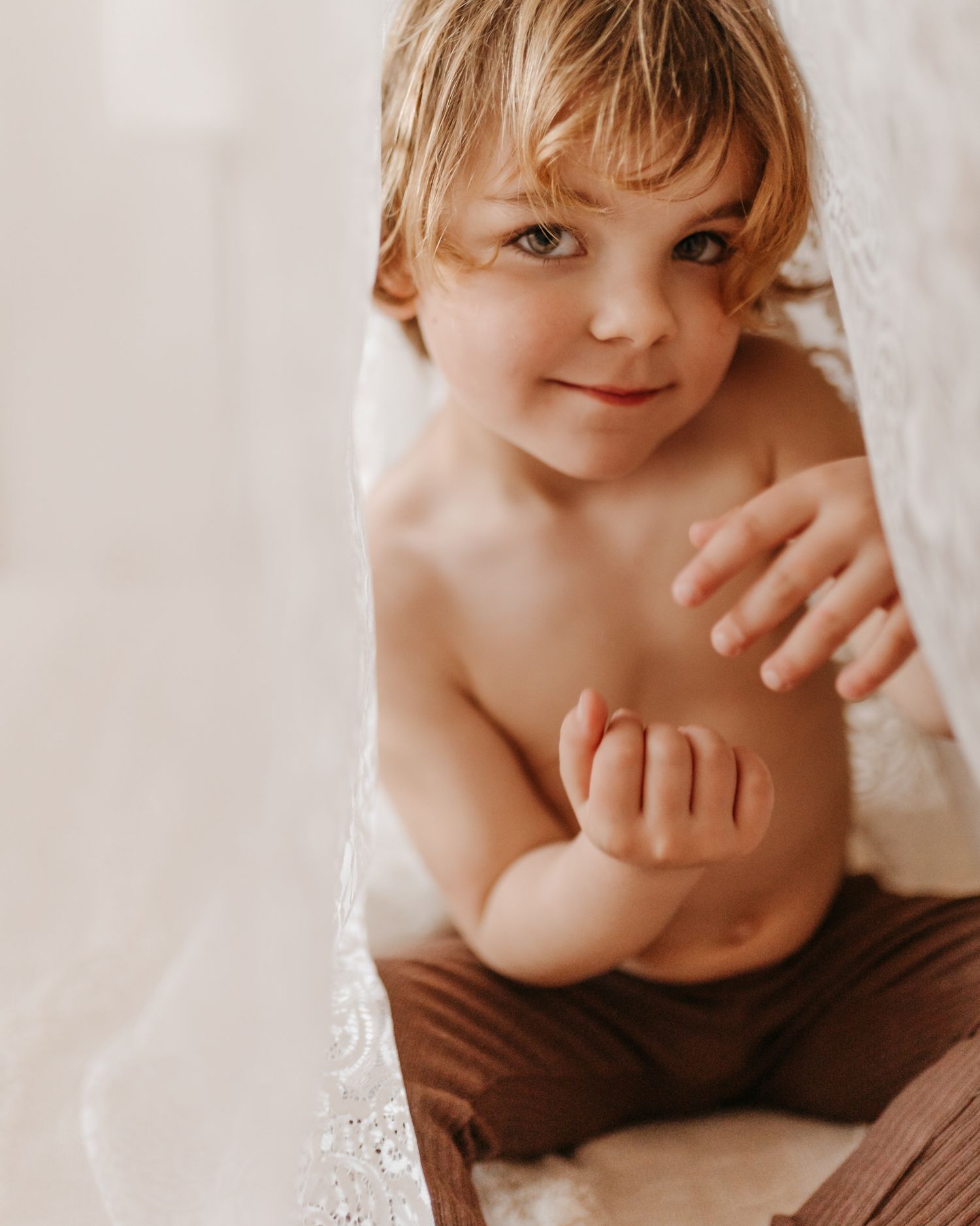 Retrato natural de un niño durante una sesión de fotografía infantil en el estudio de María Guerrero en La Cellera de Ter.