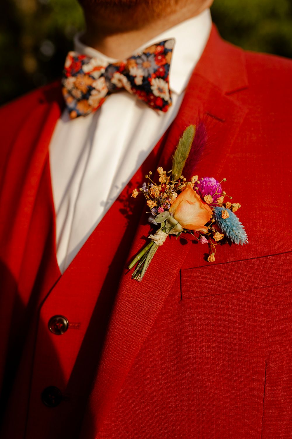 Boutonnière et nœud papillon fleuri de mariage