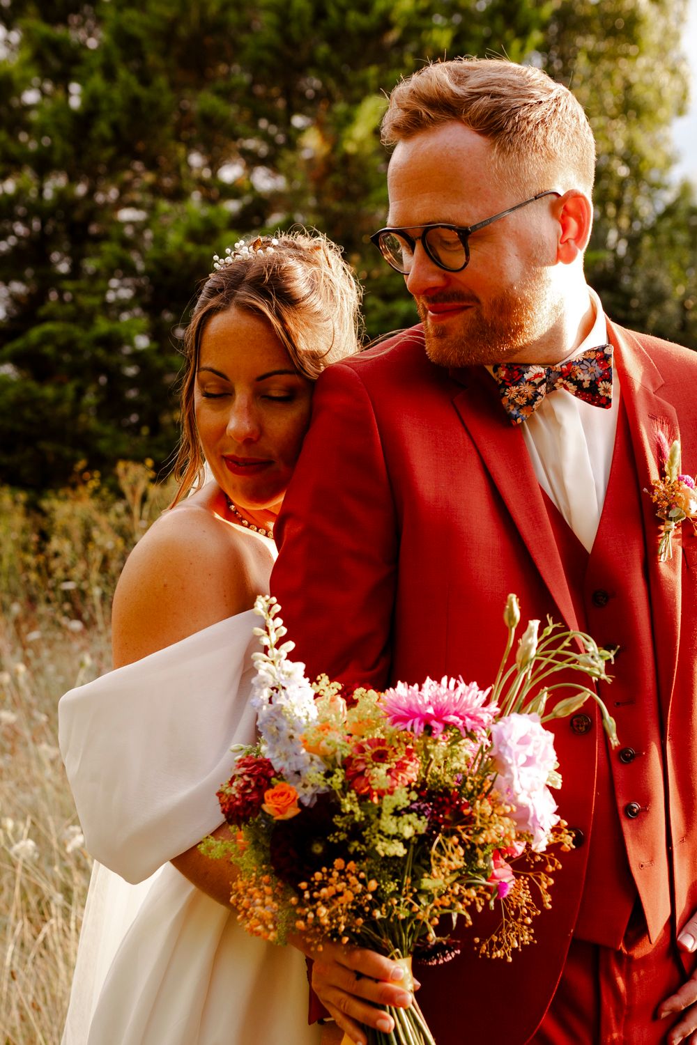 Photo de couple à la golden hour avec bouquet