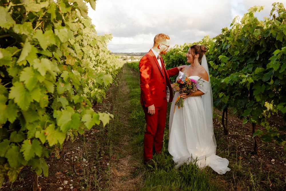 Photo de couple dans les vignes d'un mariage champêtre chic