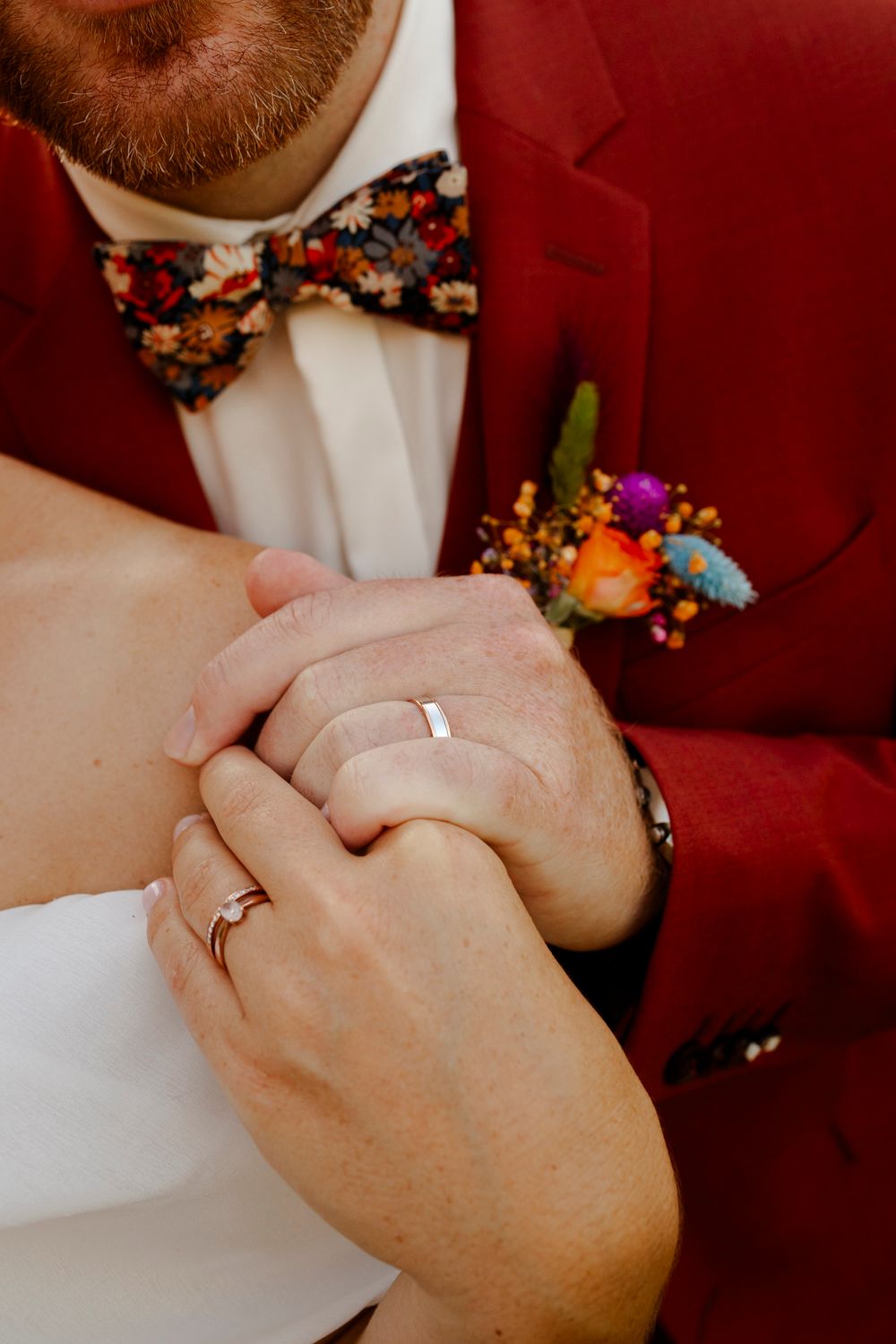 Alliance et boutonnière fleuri des mariés