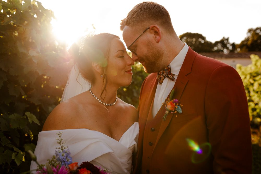 Photo de couple en contre jour au coucher du soleil avec flare